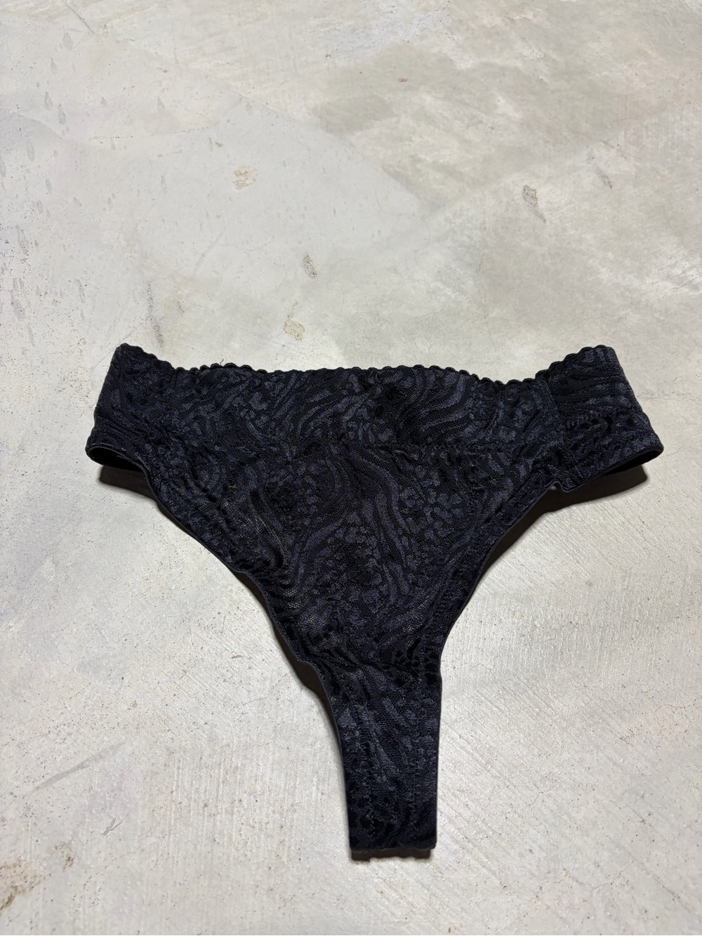 Frederick's of Hollywood Black Lace Thong Panties small